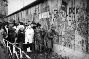 Mauerfall: Berliner Mauer zwischen Reichstagsgebäude und Brandenburger Tor, 1989. Quelle: Wikicommons.