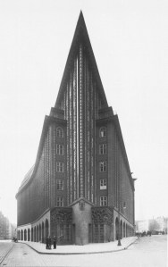 Fritz Höger: Chilehaus, Hamburg, 1922-24. Ansicht vom Deichtorplatz.