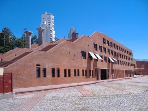 Oriol Bohigas: Centro cultural, Medellín. Quelle: Wikipedia, CC.