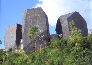 Giancarlo Mazzanti: Parque Biblioteca Espana, Medellín (2008). Quelle: Wikipedia, CC.